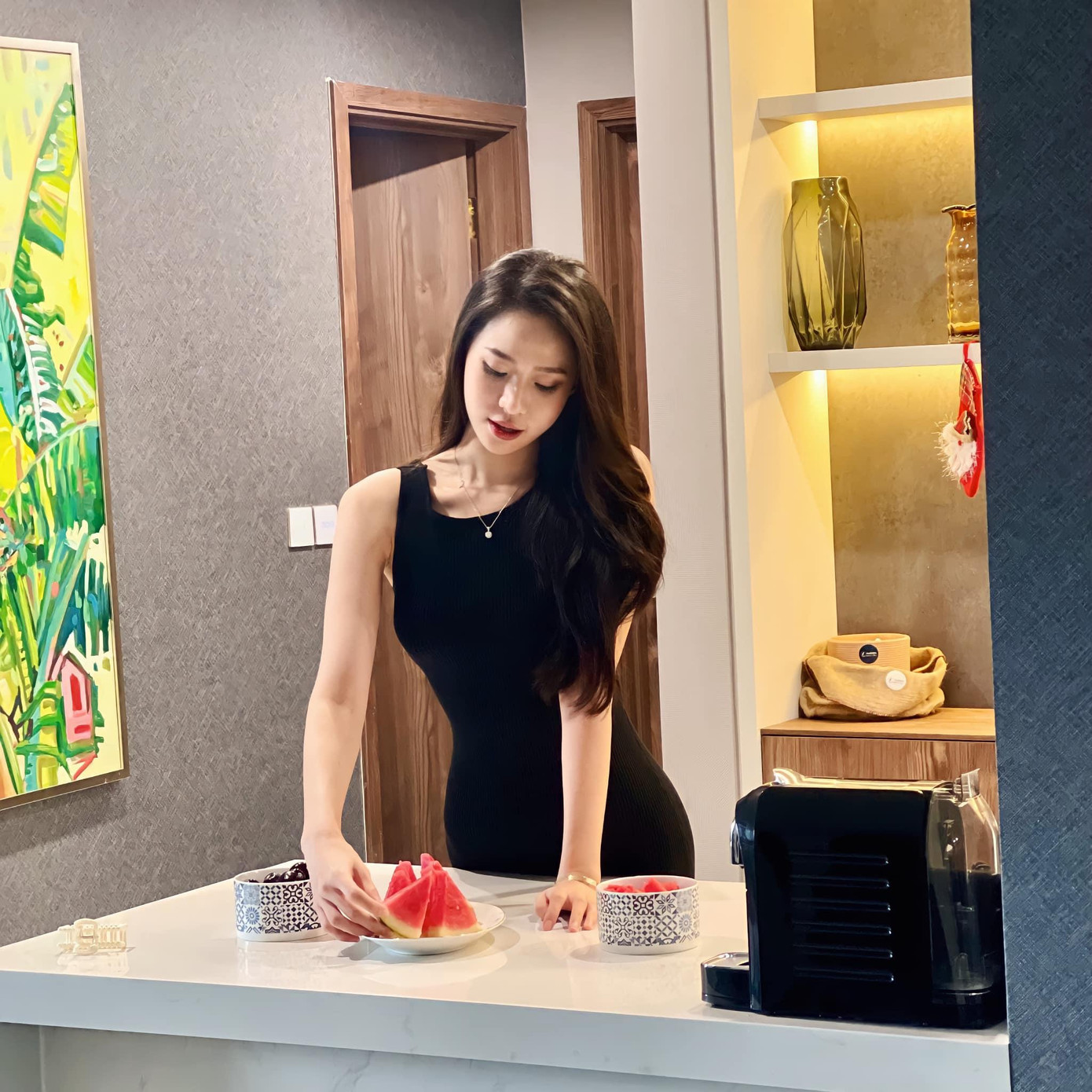 Người đẹp biển Nguyễn Hoàng Bảo Châu khoe vóc dáng quyến rũ trong bộ váy đen thanh lịch.