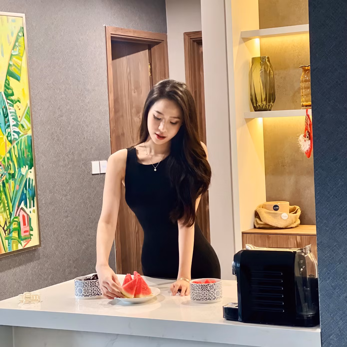 Người đẹp biển Nguyễn Hoàng Bảo Châu khoe vóc dáng quyến rũ trong bộ váy đen thanh lịch. Người đẹp biển Nguyễn Hoàng Bảo Châu khoe vóc dáng quyến rũ trong bộ váy đen thanh lịch.
