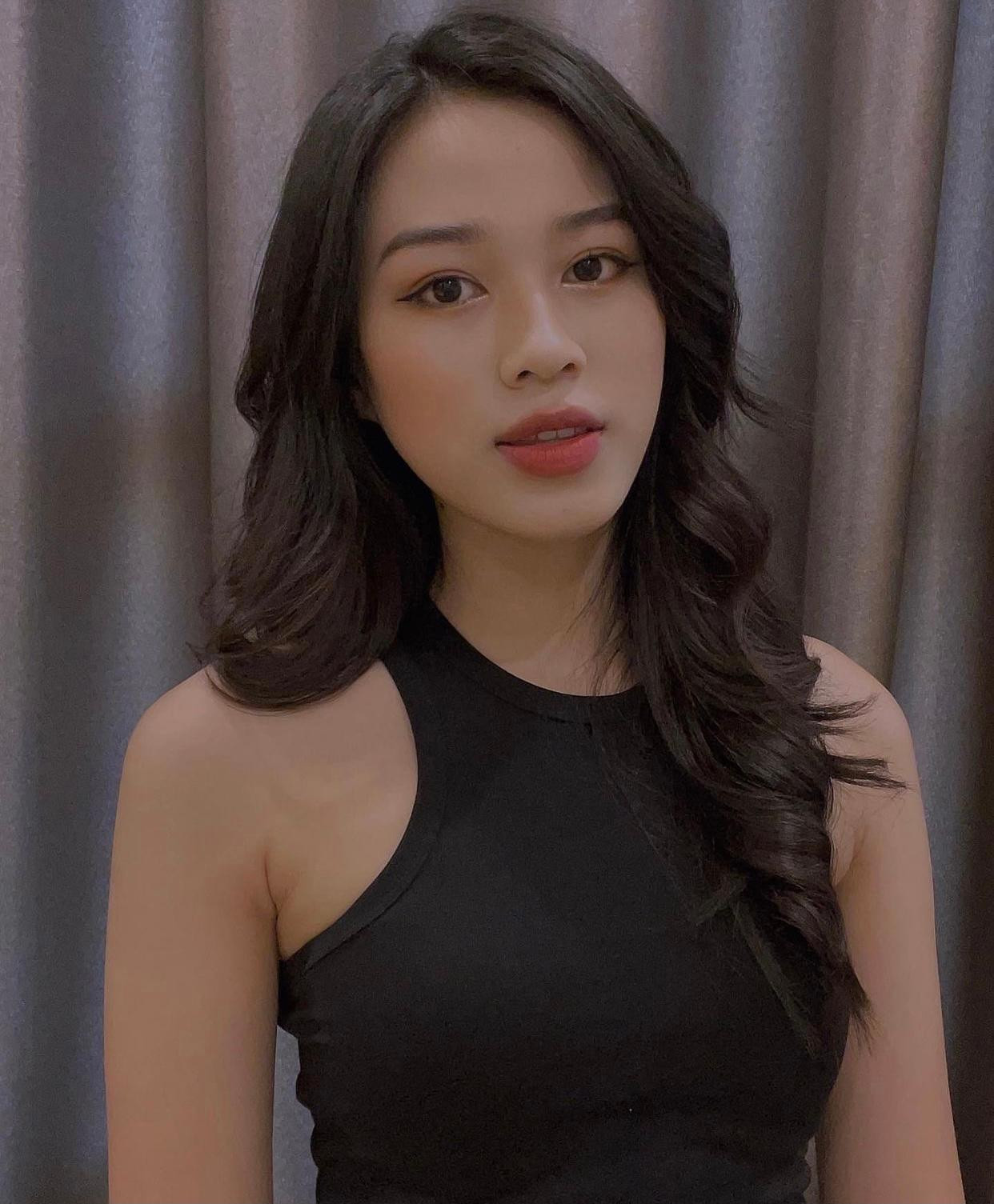 Ở nhà tránh dịch, Hoa hậu Đỗ Thị Hà khoe nhan sắc xinh đẹp mà không kém phần quyến rũ dù chỉ diện áo ba lỗ giản dị.