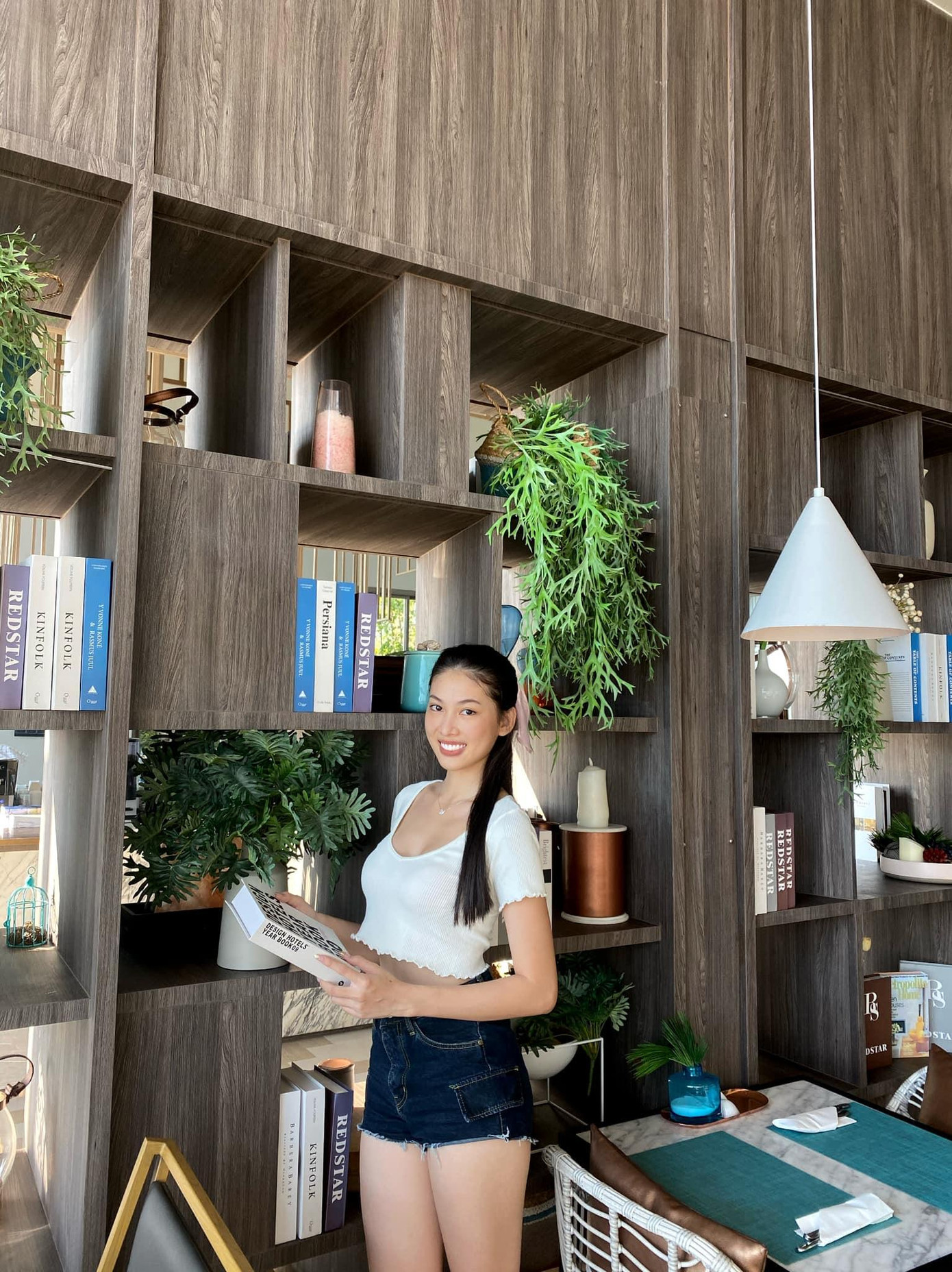 Á hậu Ngọc Thảo khoe đôi chân dài 1m11 'trứ danh' vô cùng quyến rũ.