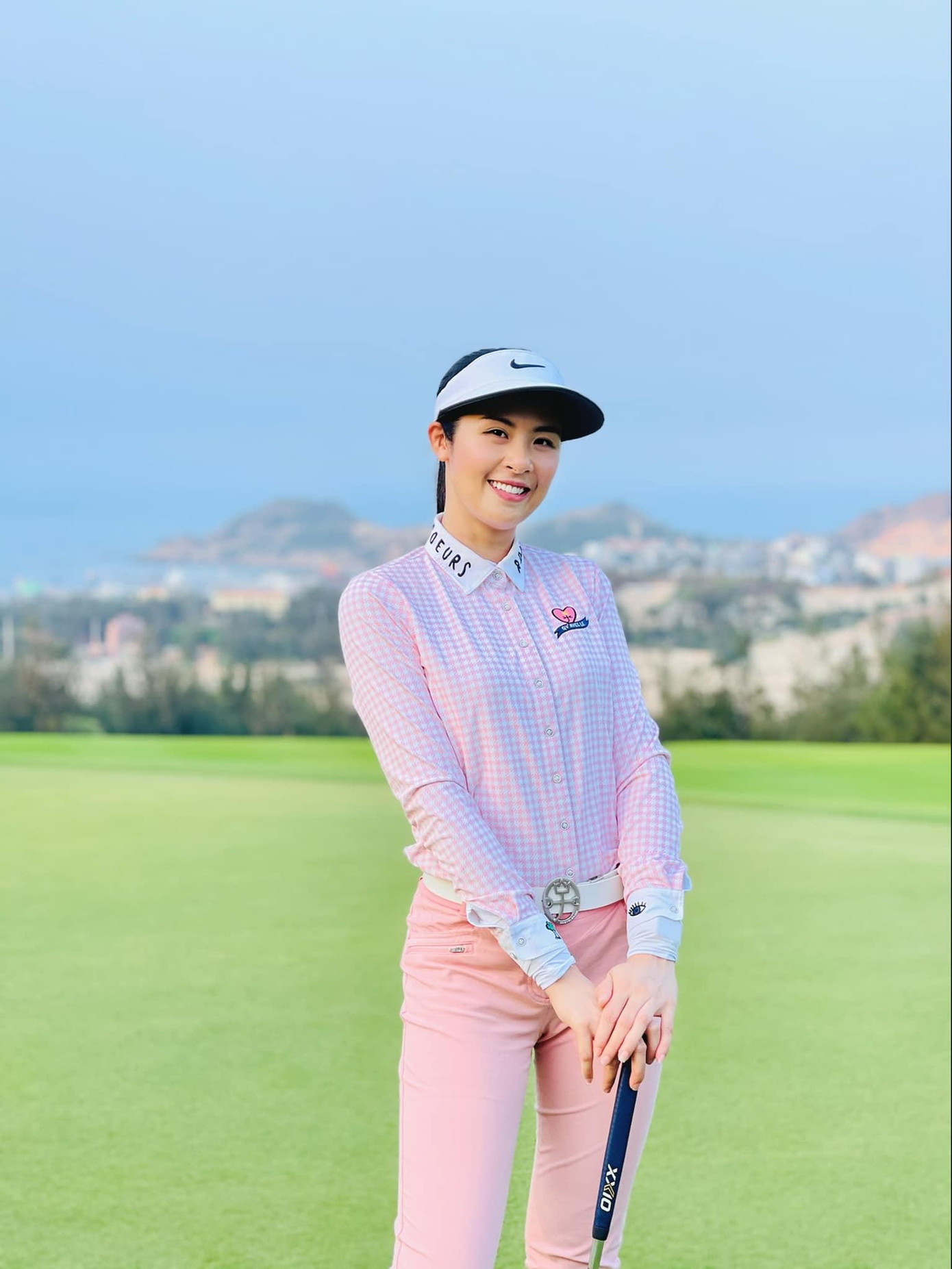 Cô cũng rất ưa chuộng những bộ đồ có màu sắc và hoạ tiết đáng yêu, dễ thương. Cô cũng rất ưa chuộng những bộ đồ có màu sắc và hoạ tiết đáng yêu, dễ thương.