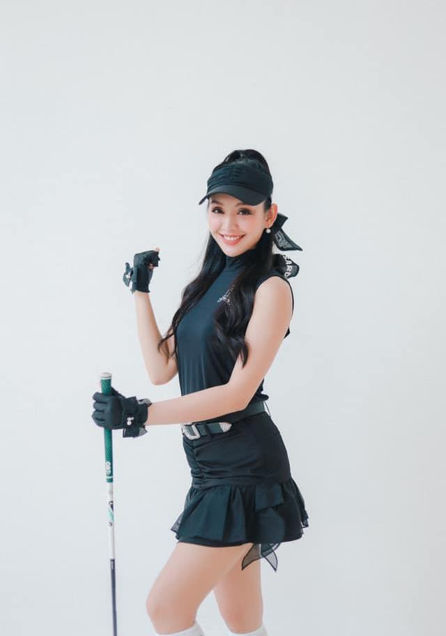 Người đẹp Áo dài Lê Thanh Tú cũng rất đam mê golf. Cô ưa chuộng những thiết kế táo bạo với nhiều chi tiết cách điệu lạ mắt mang lại sự mới mẻ trên sân cỏ. Người đẹp Áo dài Lê Thanh Tú cũng rất đam mê golf. Cô ưa chuộng những thiết kế táo bạo với nhiều chi tiết cách điệu lạ mắt mang lại sự mới mẻ trên sân cỏ.