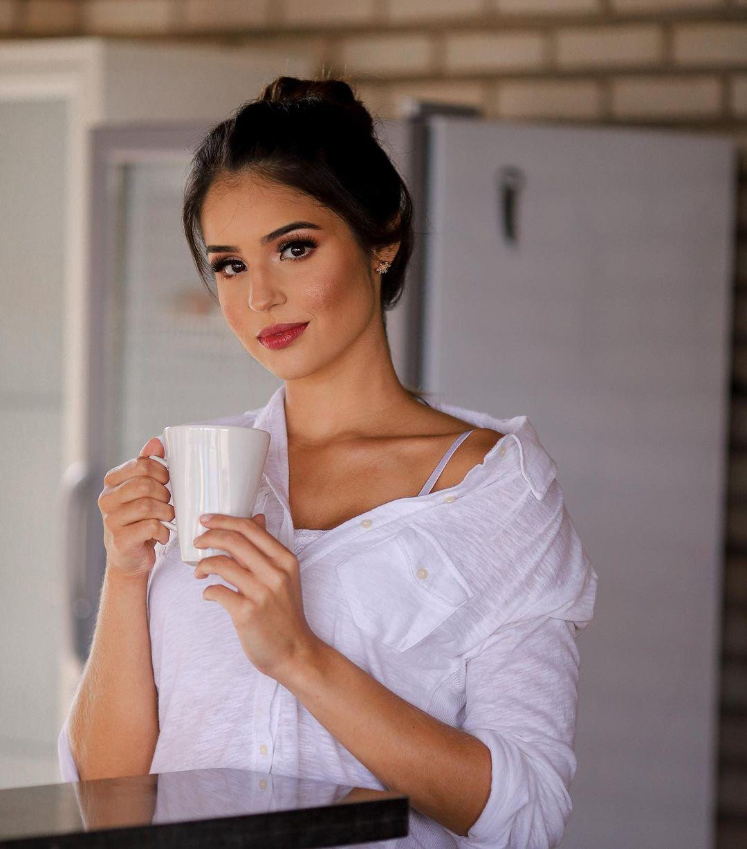 Tại cuộc thi Miss Brasil Mundo 2021, cô đại diện cho bang Federal và giành chiến thắng trước 47 thí sinh. Sự lên ngôi của Caroline Teixeira không có gì bất ngờ khi cô được đánh giá là một ứng cử viên mạnh ngay từ đầu mùa giải. Tại cuộc thi Miss Brasil Mundo 2021, cô đại diện cho bang Federal và giành chiến thắng trước 47 thí sinh. Sự lên ngôi của Caroline Teixeira không có gì bất ngờ khi cô được đánh giá là một ứng cử viên mạnh ngay từ đầu mùa giải.