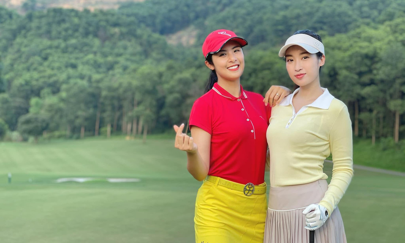 Thời gian gần đây, bộ môn golf rất được giới người đẹp ưa chuộng và theo đuổi luyện tập. Hoa hậu Ngọc Hân, Đỗ Mỹ Linh, Jennifer Phạm, Á hậu Huyền My...đề có đam mê với bộ môn này và trở thành những người bạn thân thiết trên sân golf. Thời gian gần đây, bộ môn golf rất được giới người đẹp ưa chuộng và theo đuổi luyện tập. Hoa hậu Ngọc Hân, Đỗ Mỹ Linh, Jennifer Phạm, Á hậu Huyền My...đề có đam mê với bộ môn này và trở thành những người bạn thân thiết trên sân golf.