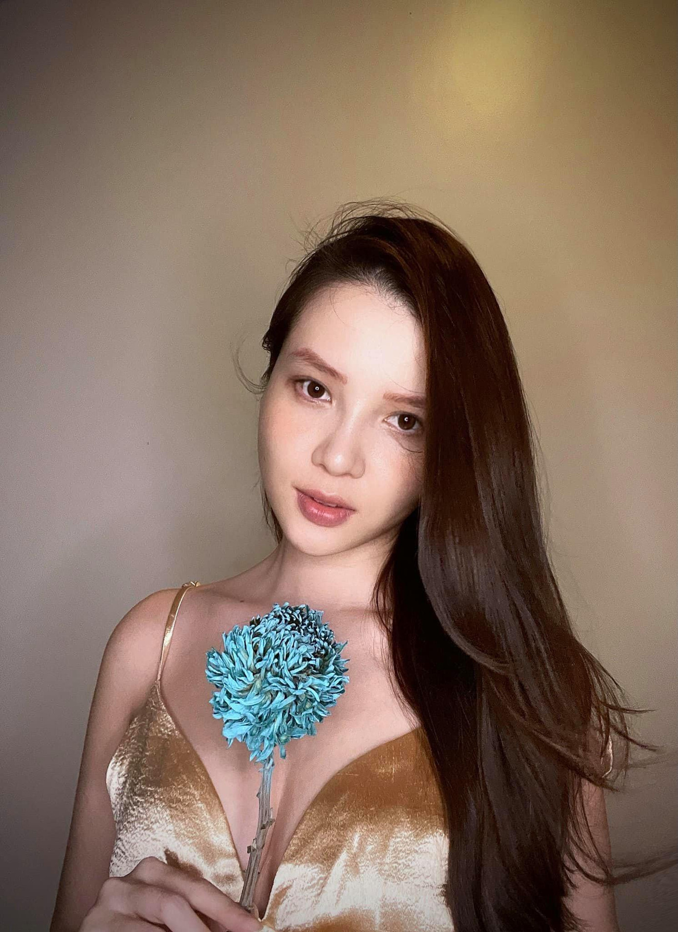 Hoa khôi Cần Thơ Huỳnh Thuý Vi diện váy xẻ vòng một nóng bỏng và quyến rũ.