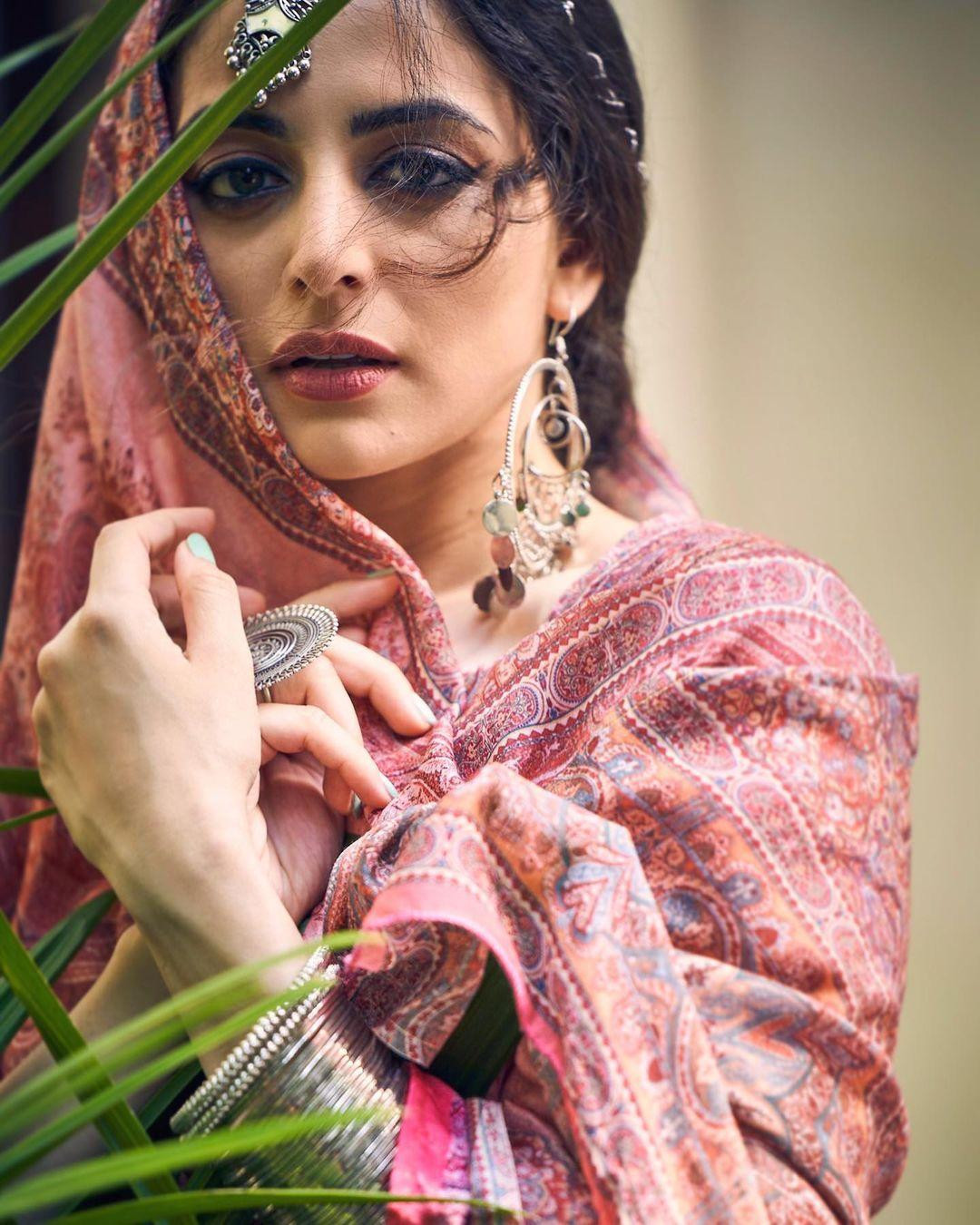 Năm 2013, Zoya Afroz bắt đầu bước chân vào lĩnh vực thi sắc đẹp. Năm 2013, Zoya Afroz bắt đầu bước chân vào lĩnh vực thi sắc đẹp.