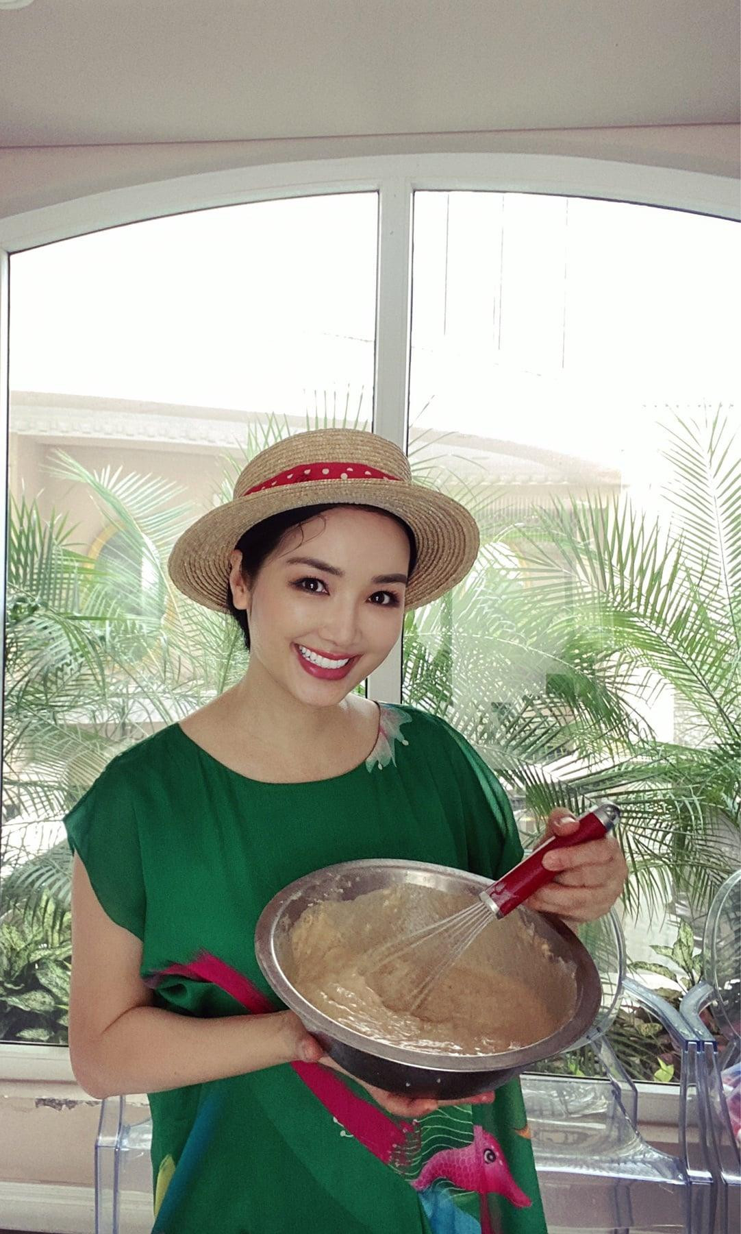 Hoa hậu Giáng My vào bếp làm bánh những ngày giãn cách. Hoa hậu Giáng My vào bếp làm bánh những ngày giãn cách.