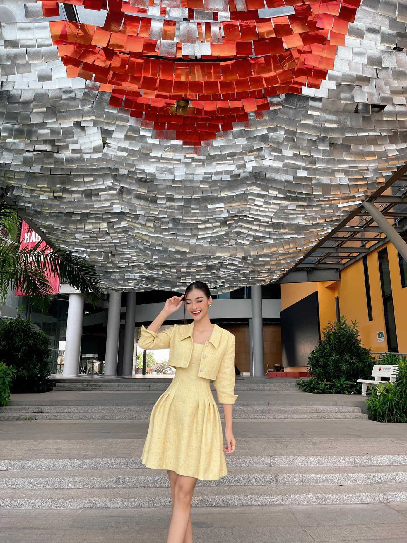 Á hậu Kiều Loan khoe nhan sắc yêu kiều với bộ váy vàng thanh lịch. Á hậu Kiều Loan khoe nhan sắc yêu kiều với bộ váy vàng thanh lịch.