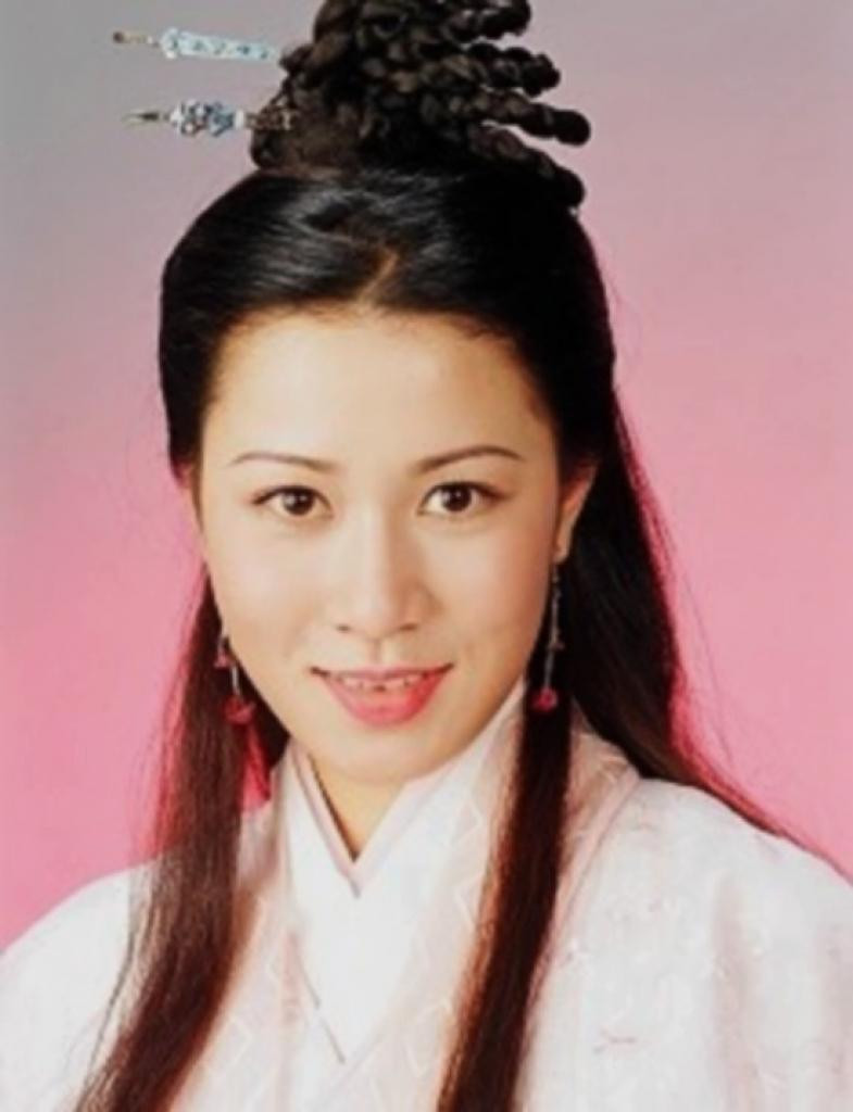 Có thể nói vai diễn đáng nhớ đầu tiên trong sự nghiệp của Xa Thi Mạn chính là Chu Chỉn Nhược trong "Ỷ thiên Đồ Long Ký 2000". Vai diễn này đã giúp tên tuổi cô đến với khán giả toàn châu Á và trở thành bàn đạp cho sự nghiệp của người đẹp tiếp tục thăng hoa để rồi sau đó cô giành được giải "Thị hậu" cao quý.