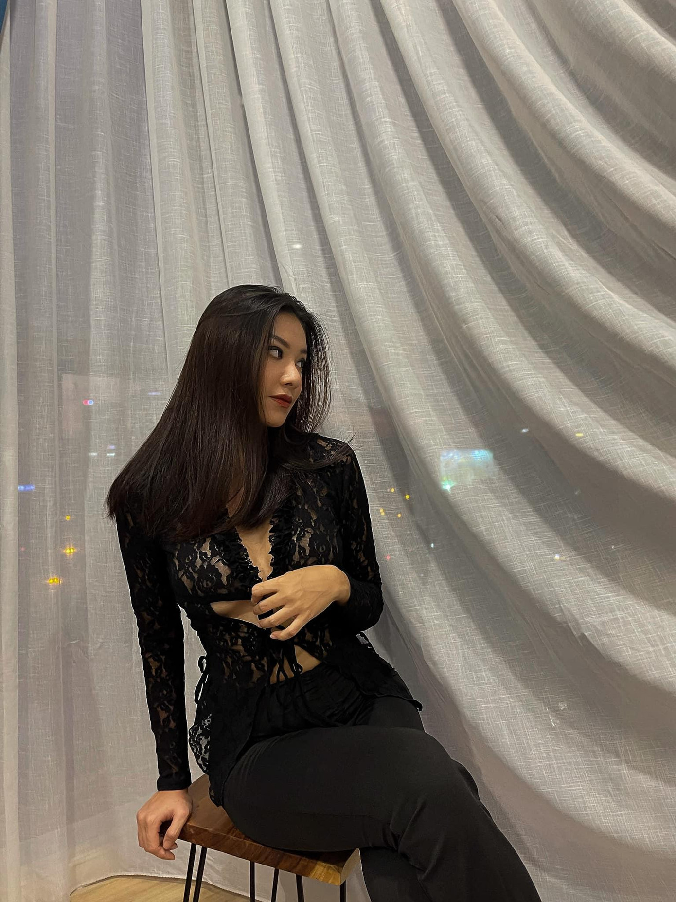 Á hậu Kim Duyên khoe dáng nóng bỏng với áo ren xuyên thấu.