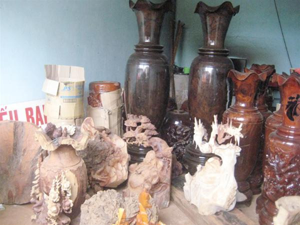 Hàng mộc làm từ gỗ thủy tùng này có giá hàng chục triệu đồng - Ảnh: Đức Kế Hàng mộc làm từ gỗ thủy tùng này có giá hàng chục triệu đồng - Ảnh: Đức Kế