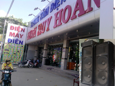 Người dân mất ăn mất ngủ bởi sự tra tấn của tiếng ồn phát ra của một cửa hàng điện máy tại TPHCM. Loa thùng được đưa ra ngoài vỉa hè tra tấn người đi đường ở một cửa hàng tại Hà Nội (ảnh nhỏ) Ảnh: G.P - Minh Đức