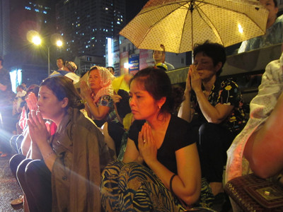 Trời mưa nhưng dòng người đổ về rất đông, lòng đường cũng là nơi dừng chân của người dân