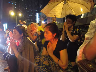 Trời mưa nhưng dòng người đổ về rất đông, lòng đường cũng là nơi dừng chân của người dân