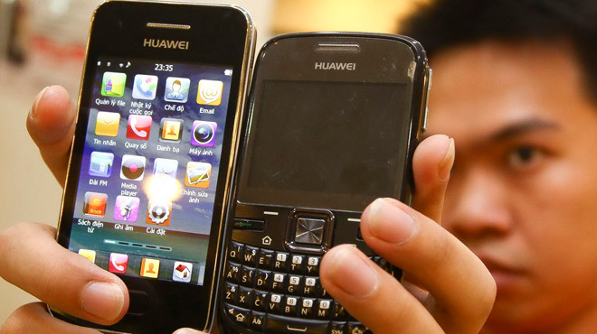 Hai mẫu điện thoại Huawei được bán tại một cửa hàng điện thoại trên đường Giải Phóng, Hà Nội. Ảnh: Nguyễn Khánh