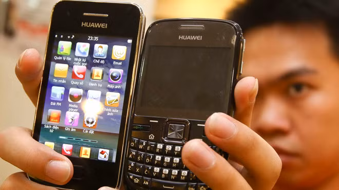 Hai mẫu điện thoại Huawei được bán tại một cửa hàng điện thoại trên đường Giải Phóng, Hà Nội. Ảnh: Nguyễn Khánh