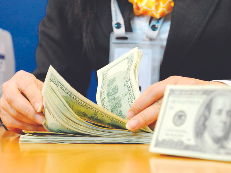 Các ngân hàng đang vào cuộc đua thu hút khách hàng bằng lãi suất. Ảnh: Hồng Vĩnh