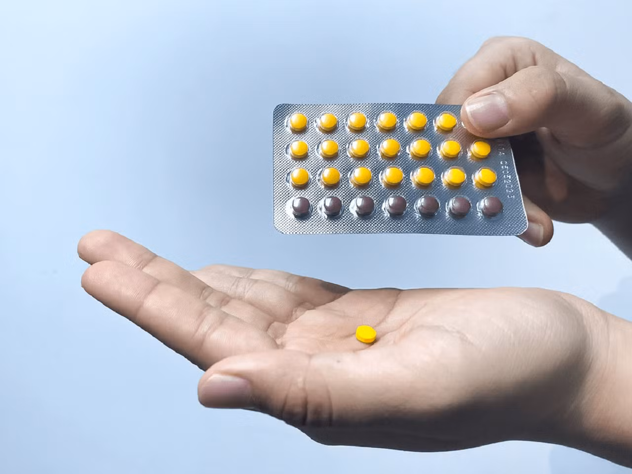 Thuốc tránh thai là một trong những phương pháp điều trị u nang buồng trứng.