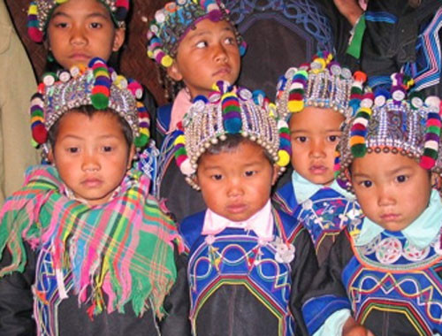 Những chiếc mũ sắc sỡ của những em bé người Hà Nhì. Ảnh: Sapatour