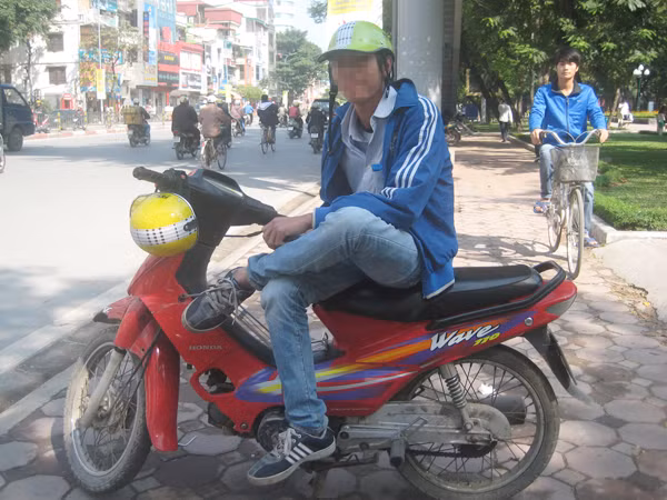 Phan Văn Thịnh - cử nhân CNTT làm xe ôm Ảnh: D.N