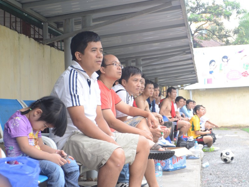 Rất đông cổ động viên chăm chú theo dõi trận đấu của các đội bóng