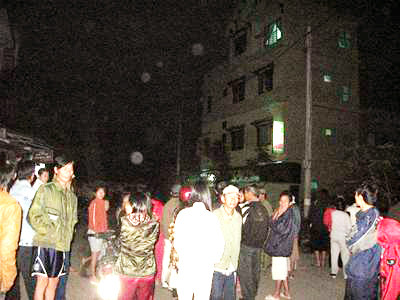 Người dân khu vực phường Vỹ Dạ, Huế, có một đêm không ngủ vì vụ bắt cóc. Đến gần 6 giờ sáng hôm đó, khu vực xảy ra vụ bắt cóc vẫn đông kín người