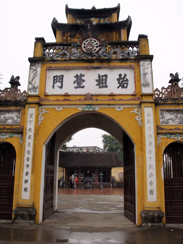 Cổng đền thờ Kinh Dương Vương có bốn chữ Hán đắp nổi THỦY TỔ ĐÀI MÔN (cửa đền thờ Đức Thủy Tổ)