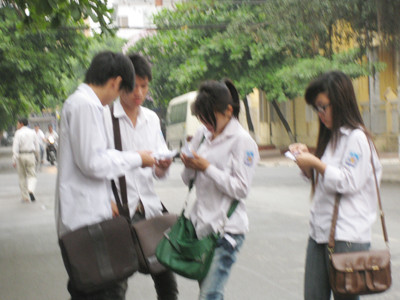 Thí sinh dự thi tại Hội đồng THPT Lê Quý Đôn (Hà Đông) chuẩn bị “phao” trước giờ thi môn Văn bên ngoài trường thi. Ảnh: Tuấn Nguyễn