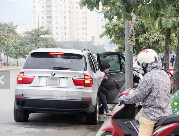 Sĩ tử đến trường thi trên xe BMW X5