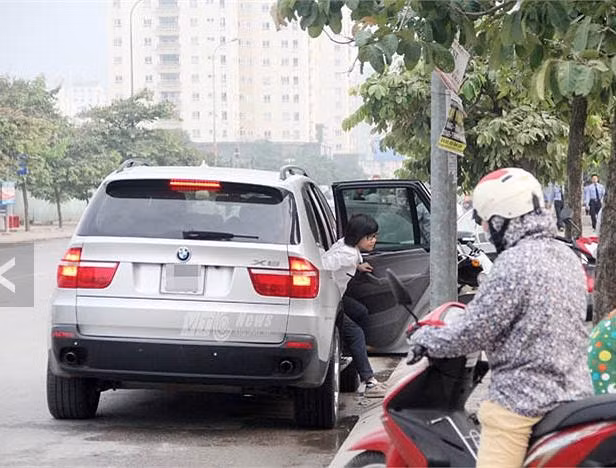 Sĩ tử đến trường thi trên xe BMW X5. Sĩ tử đến trường thi trên xe BMW X5