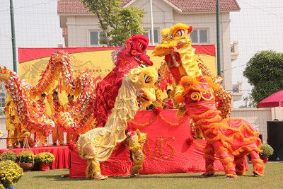 Không chỉ đem đến các tiết mục nghệ thuật cổ truyền như múa rồng, múa lân, Hội chợ Tết còn đem đến cho các công dân tương lai cơ hội được trải nghiệm những trò chơi dân gian đặc sắc