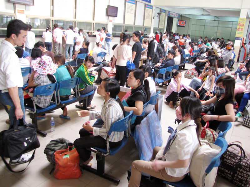 Hành khách mệt mỏi chờ mua vé xe tại bến xe Mỹ Đình. Ảnh: Tuấn Nguyễn