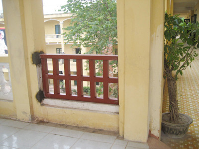 Chỗ lan can bị gãy mới được làm lại . Chỗ lan can bị gãy mới được làm lại