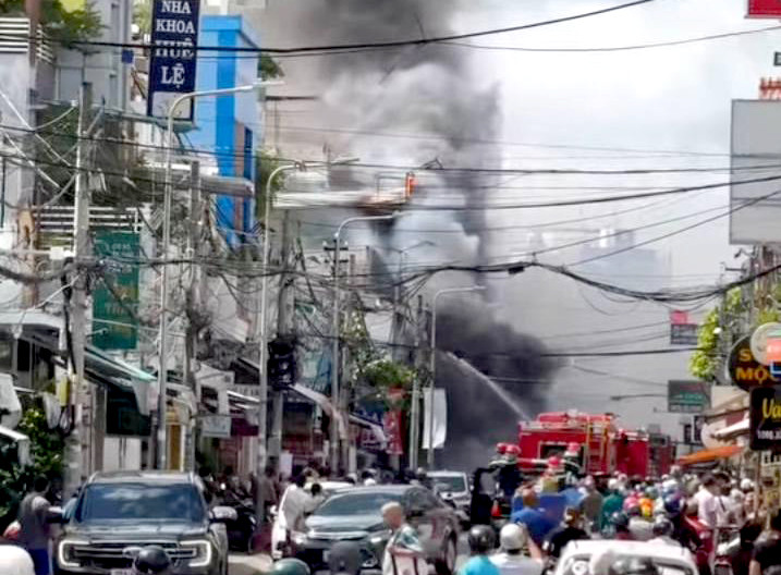 Lửa và khói bốc cao, bao trùm một góc phố trên đường Xô Viết Nghệ Tĩnh.