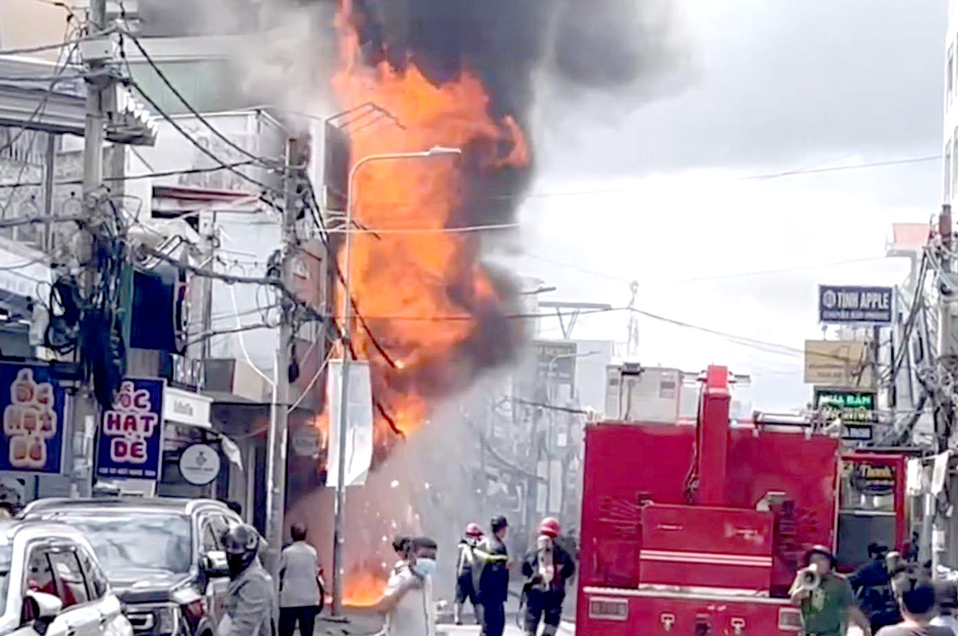 Theo thông tin ban đầu, vụ cháy xảy ra khoảng hơn 9h sáng 10/7, tại cửa hàng kinh doanh điện thoại di động trên đường Xô Viết Nghệ Tĩnh, phường Ninh Kiều, TP. Cần Thơ. Ảnh: ST.