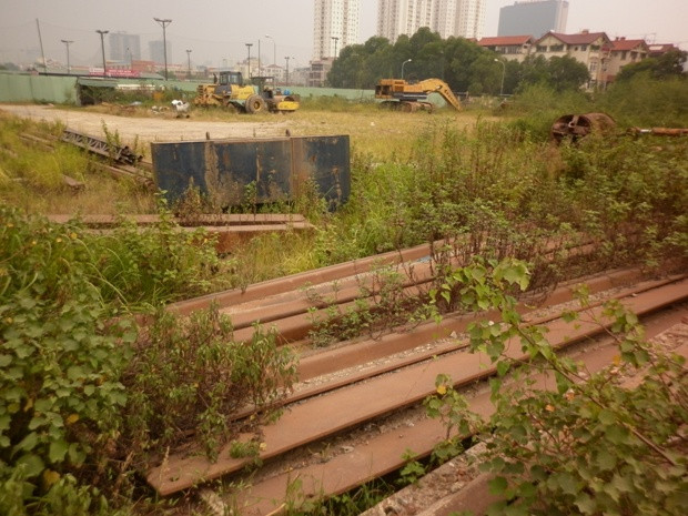 Nhưng hiện tại, cả một khu đất rộng lớn cỏ dại mọc um tùm