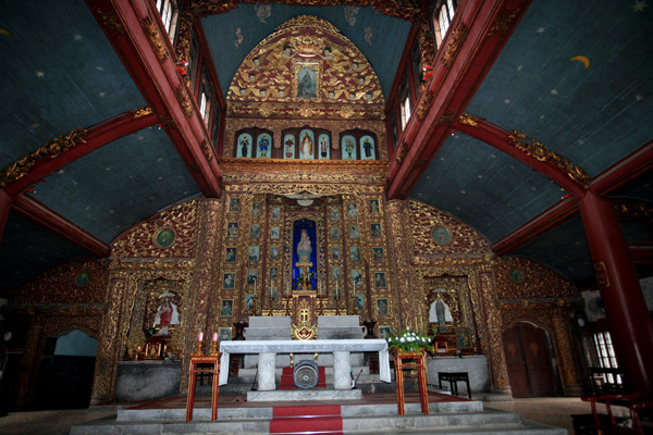 Khu vực thờ được sơn son thiếp vàng