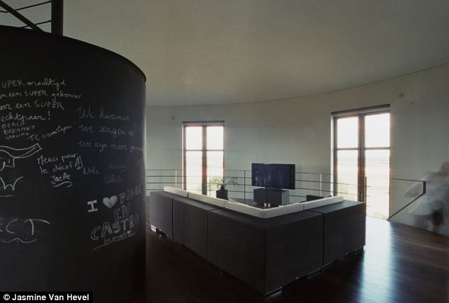 Toàn bộ ngôi biệt thự có sáu tầng và có hệ thống thang máy. Toàn bộ ngôi biệt thự có sáu tầng và có hệ thống thang máy