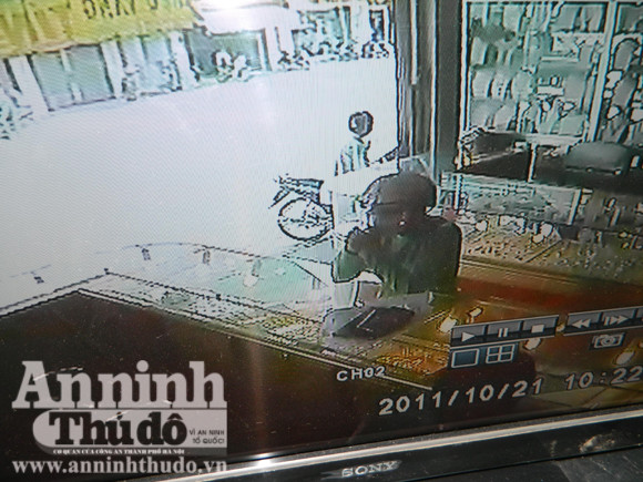 Camera ghi lại đối tượng mặc áo xanh thực hiện hành vi . Camera ghi lại đối tượng mặc áo xanh thực hiện hành vi