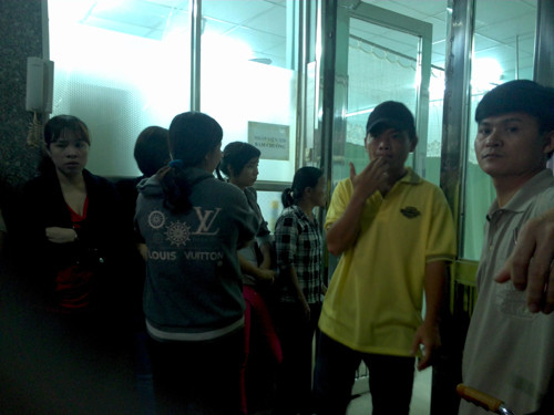 Trước khi đột tử chị Thanh cùng nhiều người thân túc trực tại bệnh viện Phụ Sản Nhi Bình Dương để tìm hiểu vì sao em mình chết. Trước khi đột tử chị Thanh cùng nhiều người thân túc trực tại bệnh viện Phụ Sản Nhi Bình Dương để tìm hiểu vì sao em mình chết