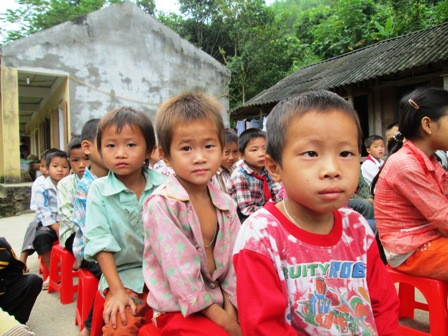 Ánh mắt ngây thơ của những học trò đã níu những bước chân thầy cô giáo miền xuôi