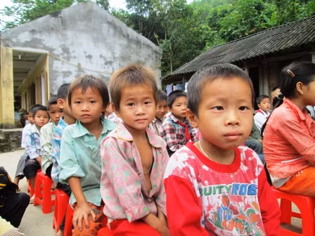 Ánh mắt ngây thơ của những học trò đã níu những bước chân thầy cô giáo miền xuôi
