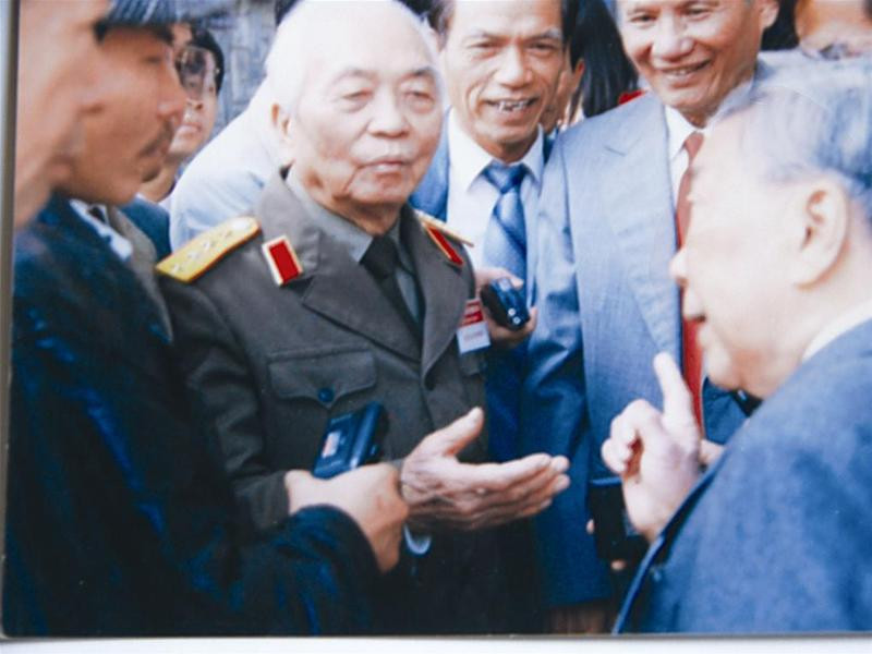 Đại tướng Võ Nguyên Giáp và nhà thơ Tố Hữu (bìa phải) trong giờ giải lao một phiên họp Quốc hội - Ảnh: Xuân Ba