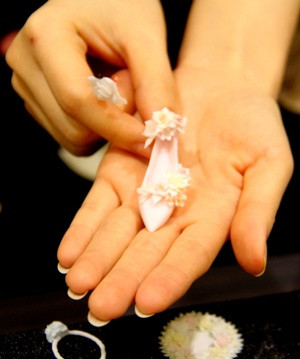 Chiếc giày nhỏ xinh đính hoa. Tất cả đều bằng chất liệu sứ