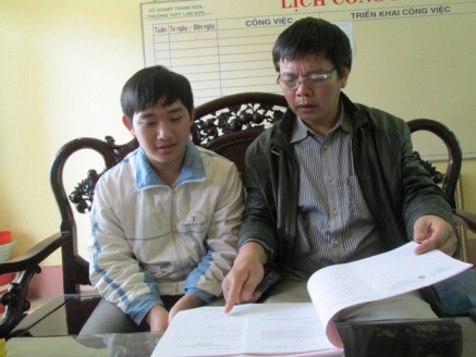 Nguyễn Huy Dũng cùng thầy giáo hướng dẫn đội tuyển Toán của em. Nguyễn Huy Dũng cùng thầy giáo hướng dẫn đội tuyển Toán của em