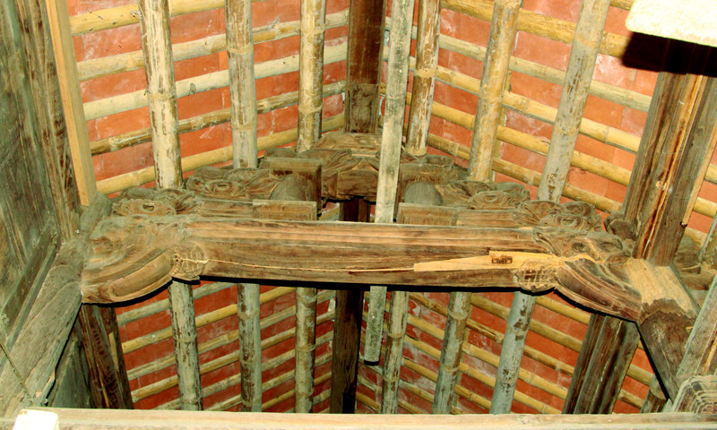 Phần xà, mái, cột trong nhà cũng được chạm khắc bắt mắt