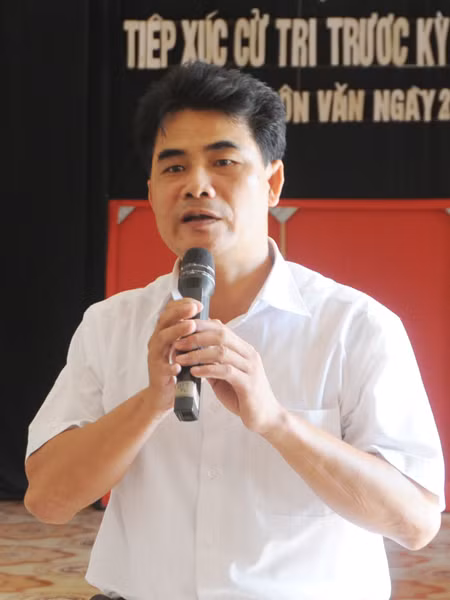 Ông Trần Hồng Tuy – Phó Tổng giám đốc công ty dệt 19-5 trả lời những bức xúc của người dân