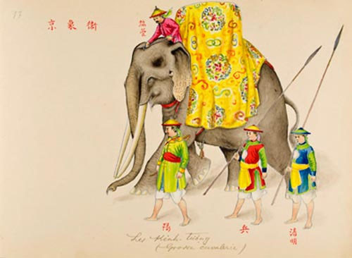 Chữ Hán viết trên tranh Chánh nhất phẩm, Đông Các, Võ Hiển cho biết đây là hai vị quan đứng đầu điện Đông Các (Đông Các đại học sĩ) và điện Võ Hiển (Võ Hiển điện đại học sĩ) trong triều đình Huế, hàm chánh nhất phẩm, vận lễ phục tế Nam Giao. Bức thứ bảy vẽ hình con voi có phủ bành bằng vải màu vàng, thêu hình viên long; một người quản tượng mặc áo màu đỏ tía cưỡi trên đầu voi và ba người lính đi bên cạnh con voi mặc binh phục, đội nón dấu, lưng thắt khăn với các màu sắc khác nhau. Chữ Hán trên bức tranh này cho biết họ là những người lính thuộc Kinh tượng vệ, được gọi bằng các danh xưng: Hiệp quản), Dương, Binh và Thanh minh. Chữ Hán viết trên tranh Chánh nhất phẩm, Đông Các, Võ Hiển cho biết đây là hai vị quan đứng đầu điện Đông Các (Đông Các đại học sĩ) và điện Võ Hiển (Võ Hiển điện đại học sĩ) trong triều đình Huế, hàm chánh nhất phẩm, vận lễ phục tế Nam Giao. Bức thứ bảy vẽ hình con voi có phủ bành bằng vải màu vàng, thêu hình viên long; một người quản tượng mặc áo màu đỏ tía cưỡi trên đầu voi và ba người lính đi bên cạnh con voi mặc binh phục, đội nón dấu, lưng thắt khăn với các màu sắc khác nhau. Chữ Hán trên bức tranh này cho biết họ là những người lính thuộc Kinh tượng vệ, được gọi bằng các danh xưng: Hiệp quản), Dương, Binh và Thanh minh