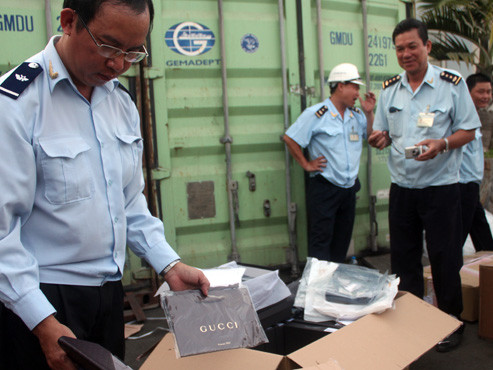 Hàng ngàn sản phẩm mang nhãn hiệu nổi tiếng được khai báo xuất xứ Trung Quốc 