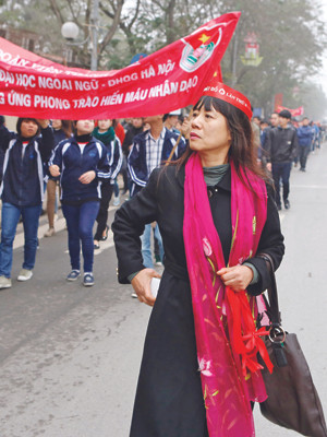 Nhà báo Hồ Thu có nhiều đóng góp cho Chủ Nhật Đỏ. Nhà báo Hồ Thu có nhiều đóng góp cho Chủ Nhật Đỏ